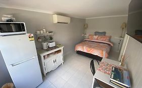 Churchill'S B&B Twin Spa Getaway Studio